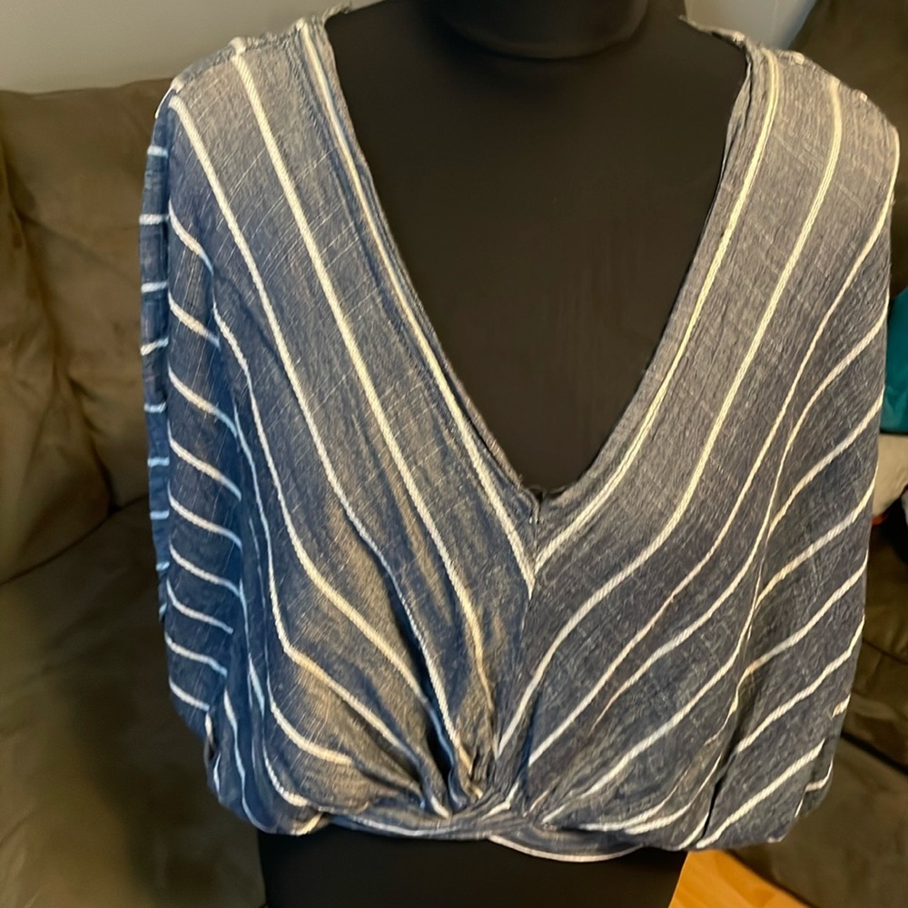 Lightweight cropped butterfly shirt
